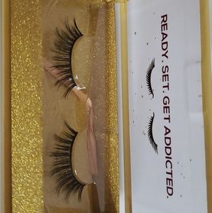 False eyelashes in instaglam